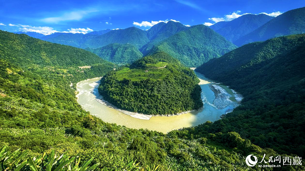 風景秀麗、植被繁茂的西藏林芝市墨脫縣果果塘大拐彎。人民網(wǎng)記者 次仁羅布攝