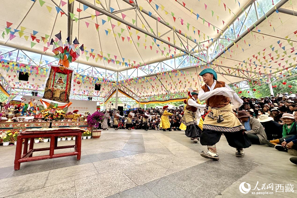 拉薩市宗角祿康公園舉行傳統(tǒng)藏戲劇目展演。