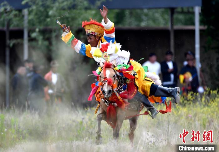 西藏拉薩：賽馬慶?！巴?jié)”