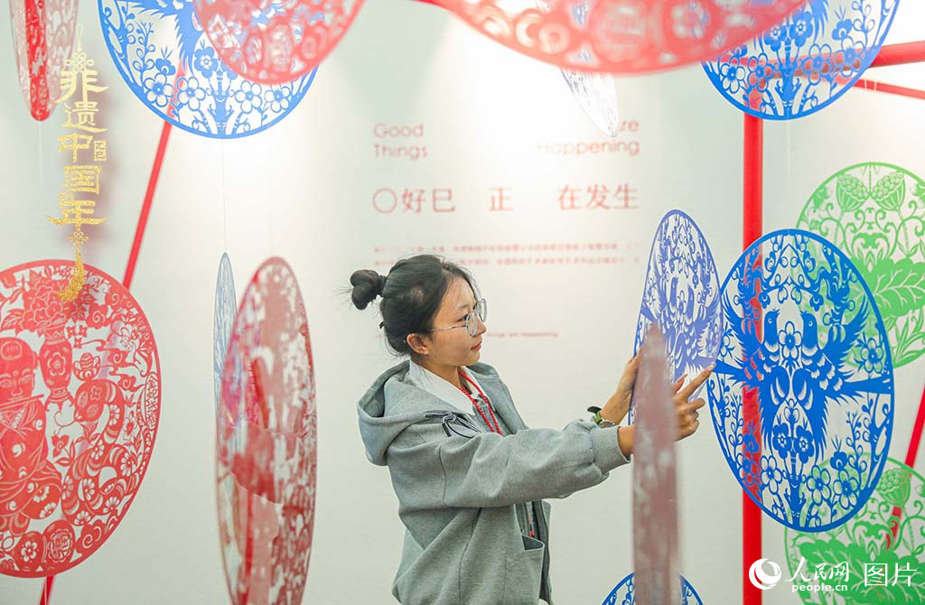 2025年1月30日，在山西太原舉辦的“年自萬(wàn)物生”——2025山西非遺年俗藝術(shù)展上，由山西省級(jí)非遺代表性傳承人張永忠專門(mén)創(chuàng)作的剪紙藝術(shù)裝置吸引青年游客關(guān)注，上下映襯的“巳”字讓年文化煥發(fā)新的生機(jī)。人民網(wǎng)記者 王帆攝