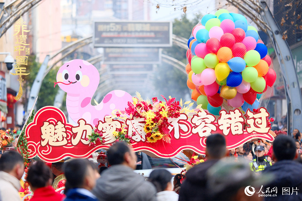 2025年1月29日，大年初一，云南省曲靖市麒麟?yún)^(qū)舉行“千人舞麒麟”活動(dòng)，耍龍舞獅過(guò)大年，現(xiàn)場(chǎng)人山人海，熱鬧非凡。人民網(wǎng) 莊志斌攝