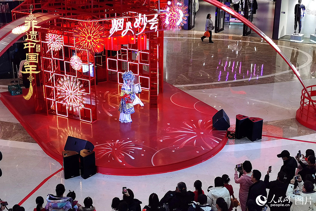 2025年1月29日，大年初一，吉林省京劇團(tuán)亮相長(zhǎng)春“煙火妙會(huì)”，演員們用的精湛技藝，為市民呈上一場(chǎng)韻味悠長(zhǎng)的視聽(tīng)盛宴，一招一式盡顯京劇魅力?，F(xiàn)場(chǎng)還進(jìn)行了京劇知識(shí)科普，讓傳統(tǒng)文化在互動(dòng)中 “活” 起來(lái)，為新春佳節(jié)增添了一抹濃厚的文化底色 。人民網(wǎng)記者 王帝元攝