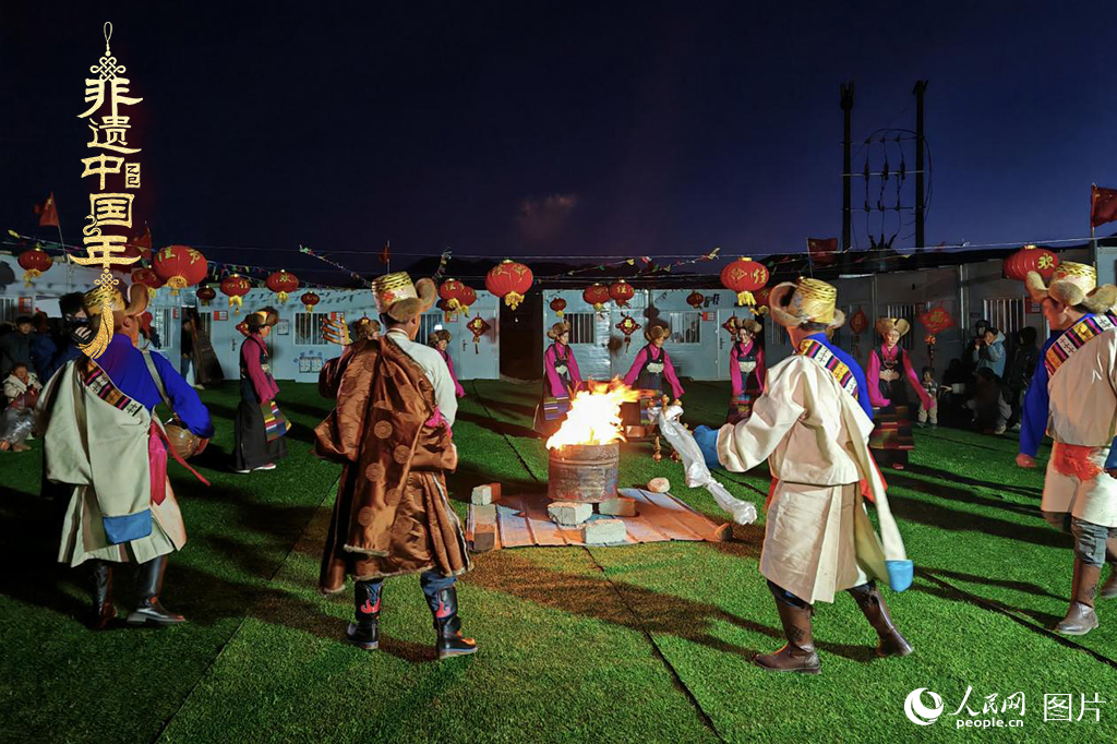 2025年1月28日，西藏自治區(qū)日喀則市定日縣尼轄鄉(xiāng)轄措村升起篝火，跳起鍋莊，迎接新年的到來(lái)。（鍋莊舞，又稱為“果卓”、“歌莊”、“卓”等，藏語(yǔ)意為圓圈歌舞，是藏族三大民間舞蹈之一。2006年5月20日，鍋莊舞經(jīng)中華人民共和國(guó)國(guó)務(wù)院批準(zhǔn)列入第一批國(guó)家級(jí)非物質(zhì)文化遺產(chǎn)名錄）人民網(wǎng)記者 次仁羅布攝