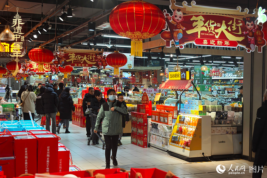 2025年1月28日，在河北省三河市的一家超市，市民們正在采購(gòu)年貨。人民網(wǎng)記者 翁奇羽攝