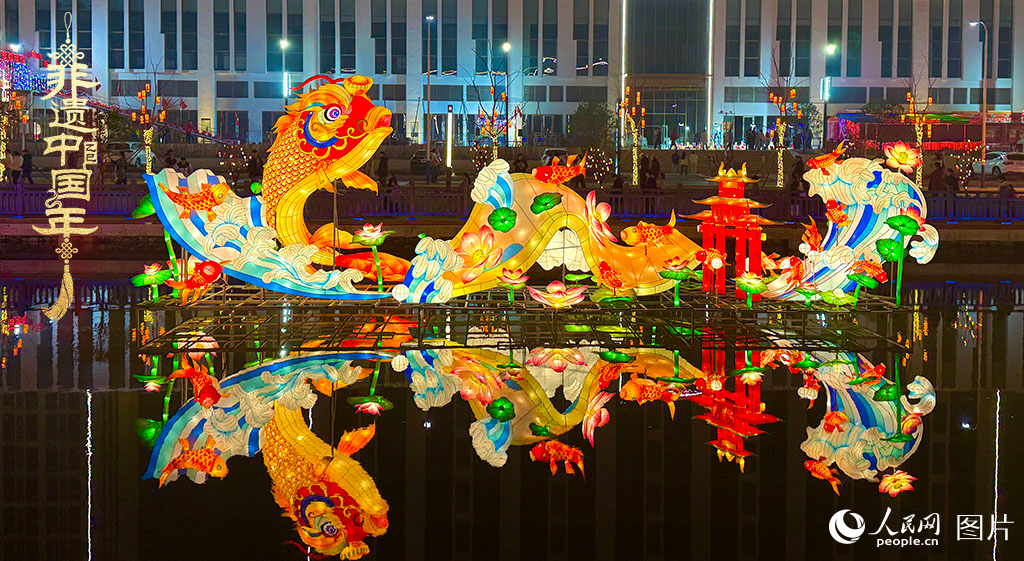 2025年1月22日，2025潛江燈會(huì)如約亮燈，近百組主題花燈、300余組裝飾彩燈一一亮相，吸引眾多游客觀賞。潛江燈會(huì)是湖北省潛江地區(qū)春節(jié)、元宵期間全民趕會(huì)的綜合性傳統(tǒng)民俗活動(dòng)，2021年入選第五批國(guó)家級(jí)非物質(zhì)文化遺產(chǎn)代表性項(xiàng)目名錄。人民網(wǎng)記者 張雋攝