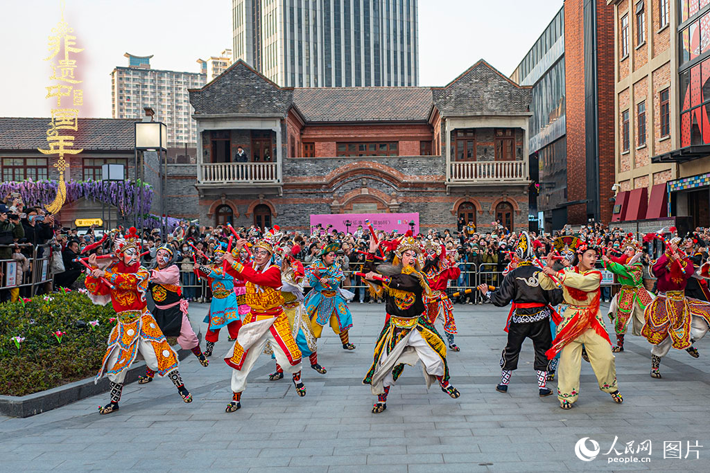 2025年1月19日，上海虹口區(qū)的今潮8弄，精彩的潮汕英歌舞上演，吸引市民駐足觀看。人民網(wǎng)記者 王初攝
