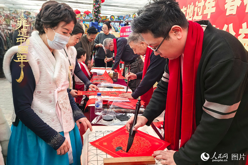 新春佳節(jié)之際，長(zhǎng)春農(nóng)博園冬季展會(huì)火熱進(jìn)行，展廳內(nèi)，書(shū)法家現(xiàn)場(chǎng)書(shū)寫(xiě)“福”字，市民游客紛紛上前迎春接“福”。人民網(wǎng)記者 王海躍攝