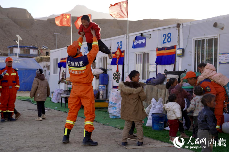 熱木青村安置點，消防員們同孩子們嬉戲玩耍。人民網(wǎng)記者 次仁羅布攝