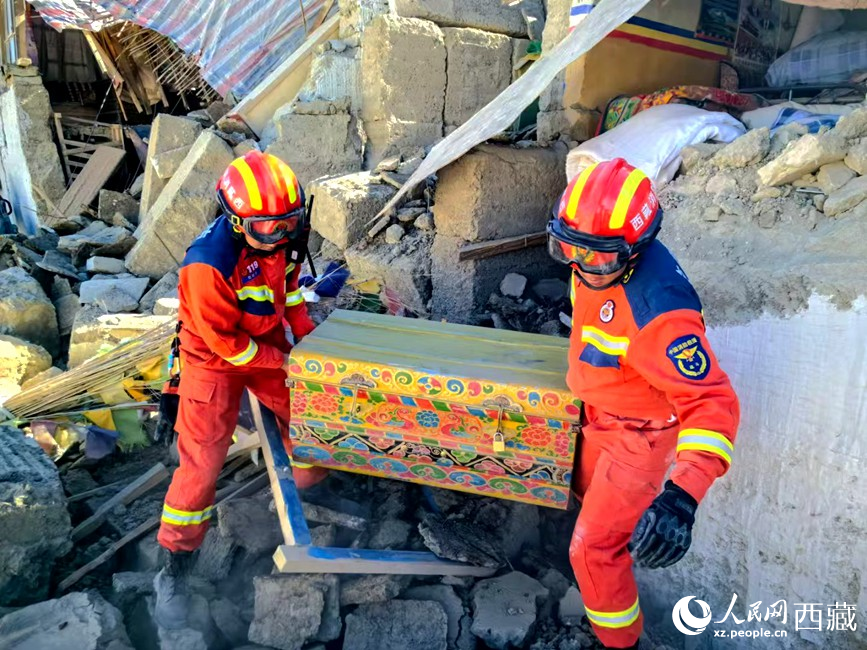 消防救援人員搜救受災群眾財產(chǎn)。人民日報記者 徐馭堯攝