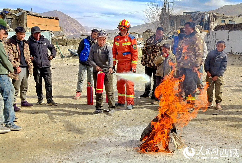 消防救援人員在安置點組織開展滅火實戰(zhàn)演練。人民日報記者 徐馭堯攝