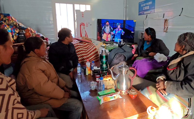 群眾在安置點(diǎn)板房?jī)?nèi)看電視。人民網(wǎng)記者 吳雨仁攝