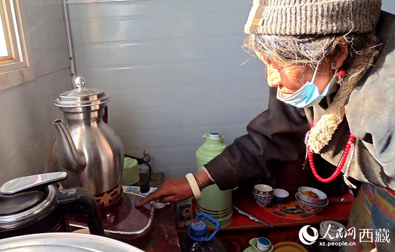 達(dá)瓦次仁的媽媽在做酥油茶。人民網(wǎng)記者 吳雨仁攝