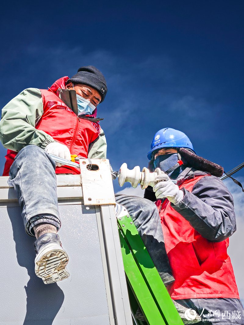 國(guó)網(wǎng)日喀則共產(chǎn)黨員服務(wù)隊(duì)隊(duì)員檢查板房線路。人民網(wǎng)記者 吳雨仁攝