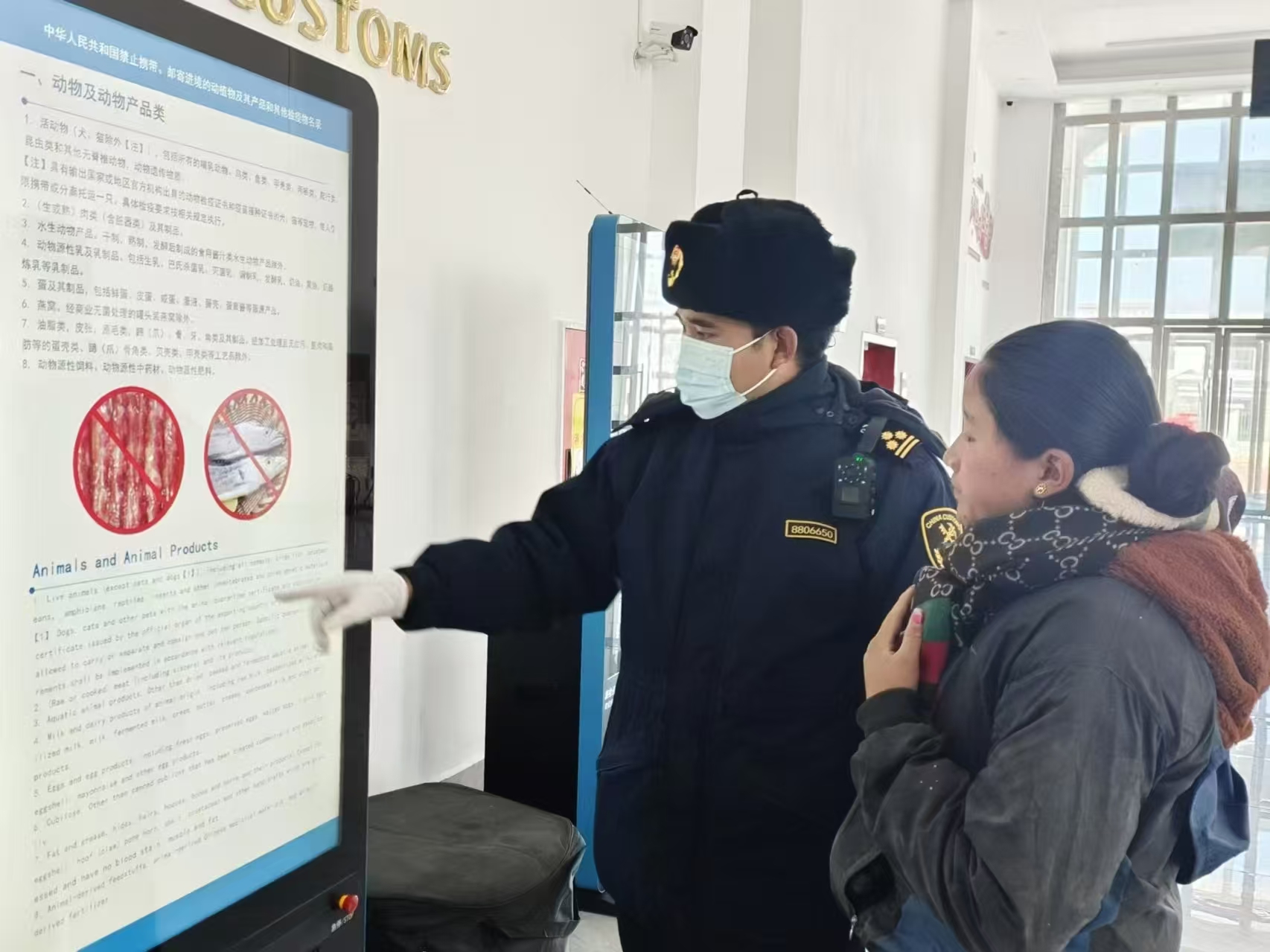 海關(guān)關(guān)員對入境邊民進行禁止攜帶、郵寄進境動植物及其產(chǎn)品解讀。次旺久美攝