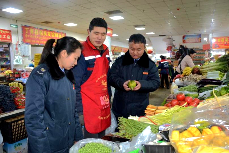 國家稅務總局丁青縣稅務局干部走訪了解春節(jié)蔬菜市場供求情況。楊虹攝