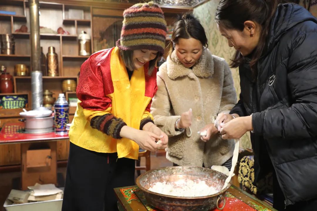 游客體驗(yàn)制作“古突”。巴桑卓嘎攝