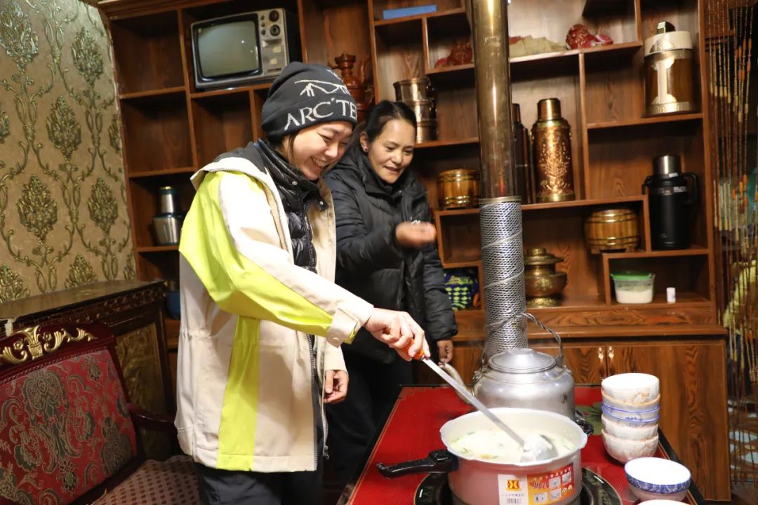 游客體驗(yàn)制作“古突”。巴桑卓嘎攝