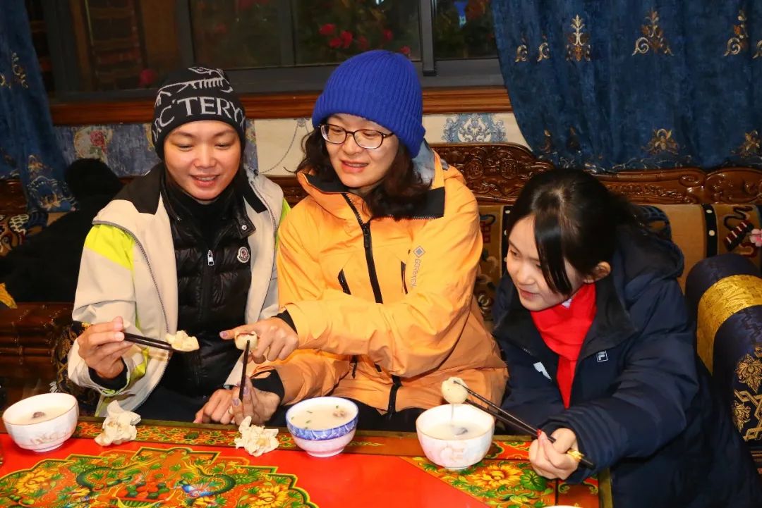 品嘗“古突”。巴桑卓嘎攝