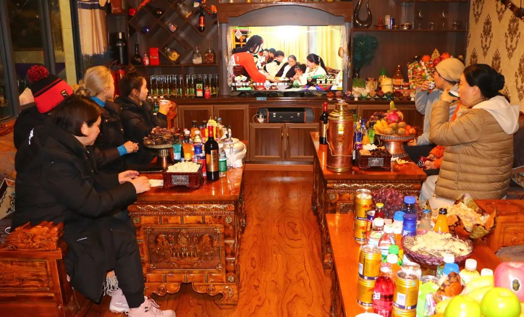 游客在居民家中，一同看藏晚，歡慶藏歷新年。巴桑卓嘎攝
