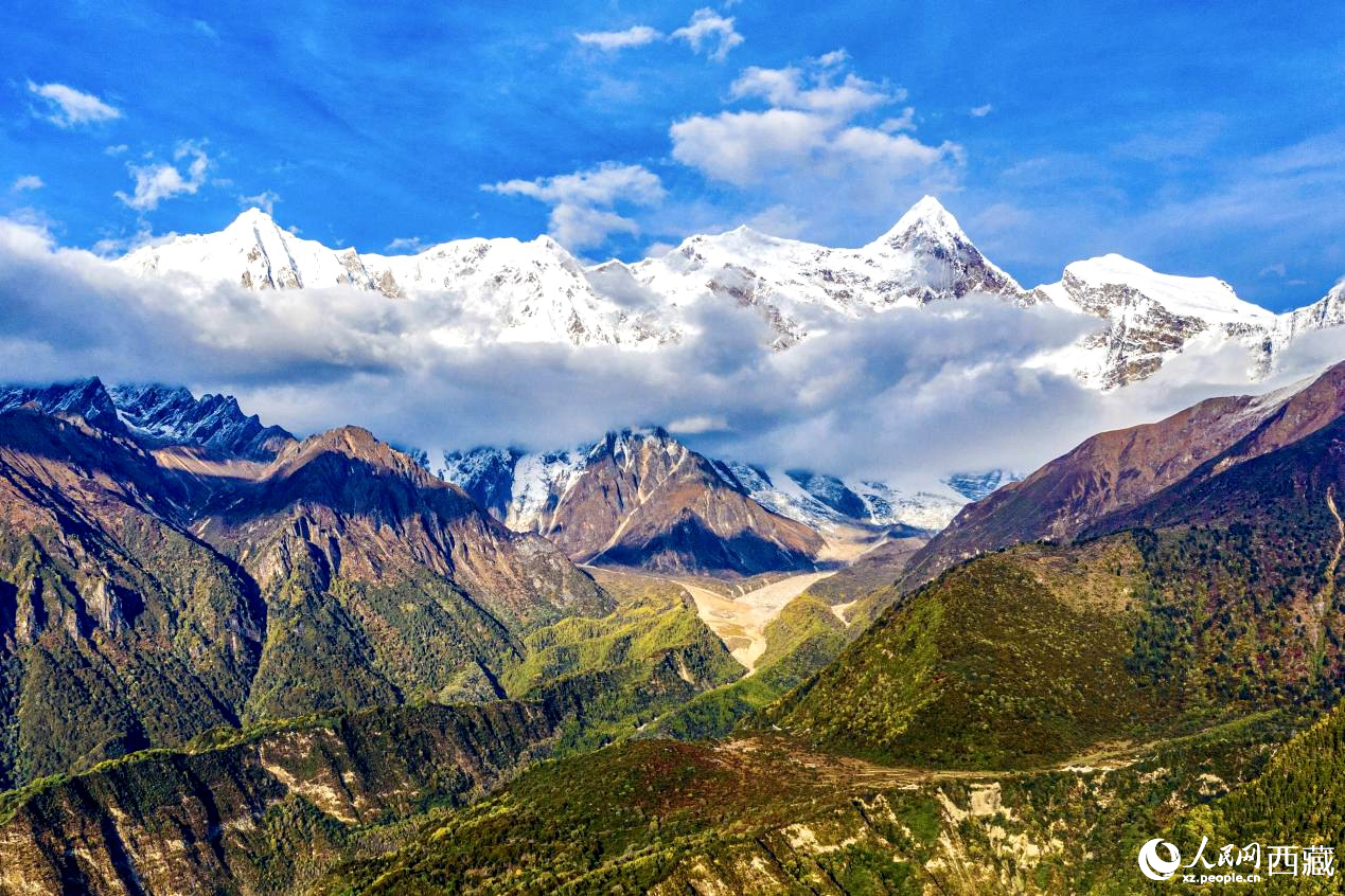 無人機(jī)航拍南迦巴瓦峰。