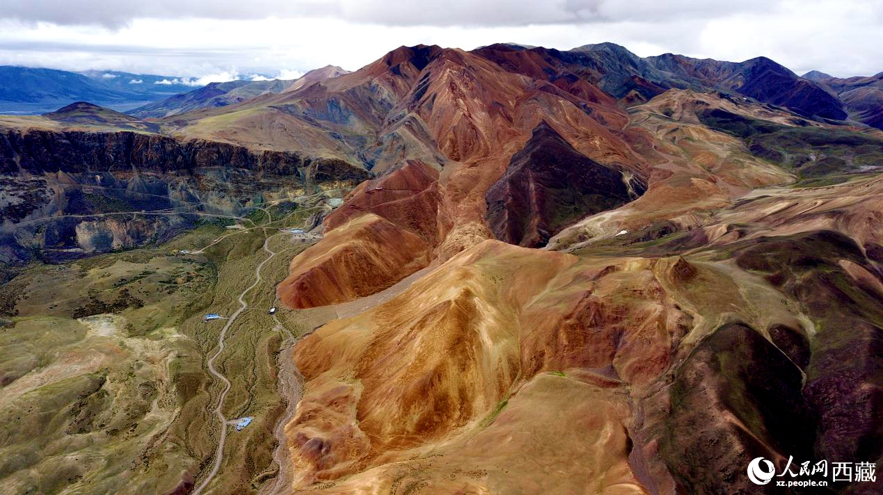 西藏阿里地區(qū)札達(dá)縣境內(nèi)的山丘，因大地礦石的緣故而變得色彩豐富，當(dāng)?shù)厝朔Q之為“五彩山”。
