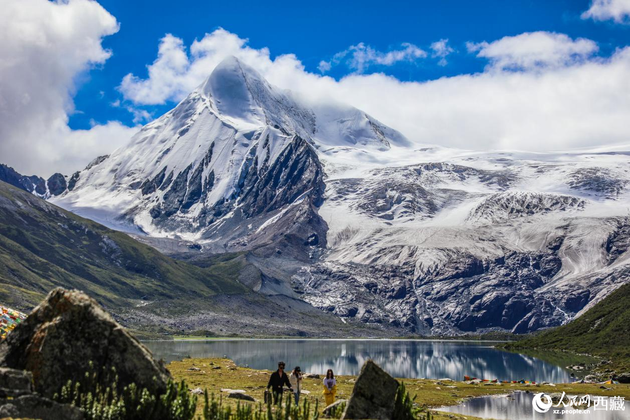 西藏那曲市比如縣的薩普雪山。