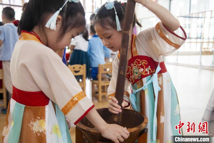 圖為小朋友們參加“將樂(lè)擂茶”制作?！《^生 攝