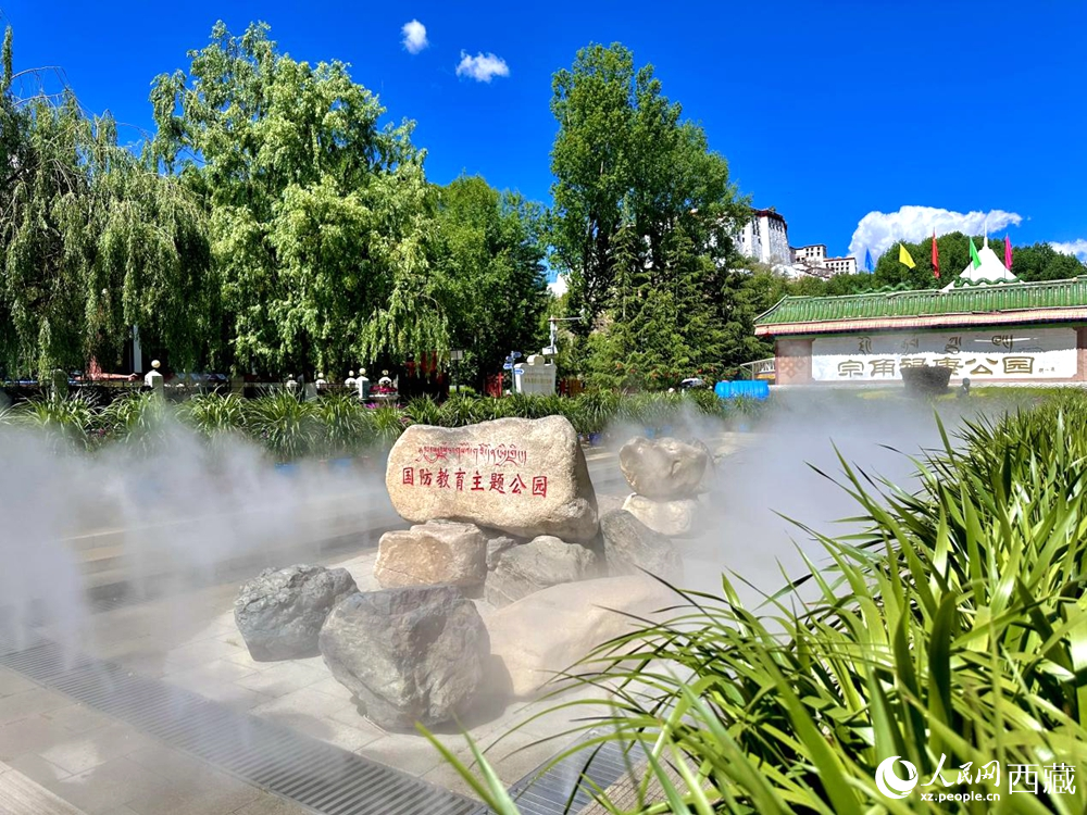 布達拉宮腳下的宗角祿康公園。