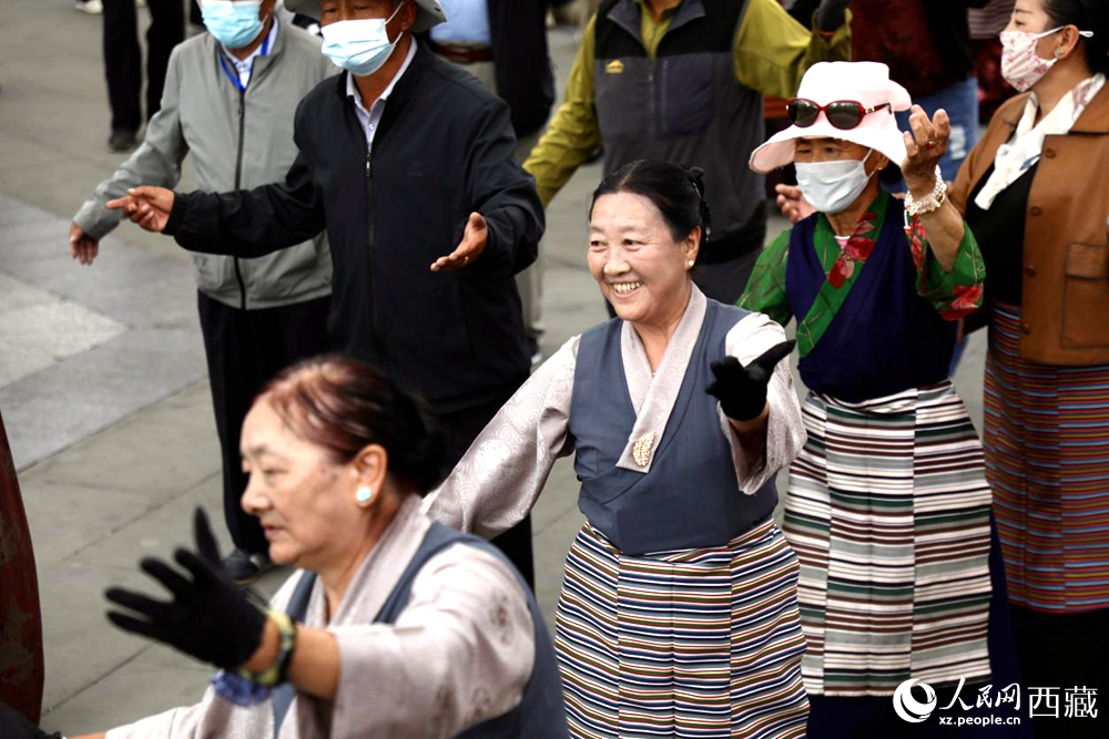 市民在公園內(nèi)跳鍋莊舞。