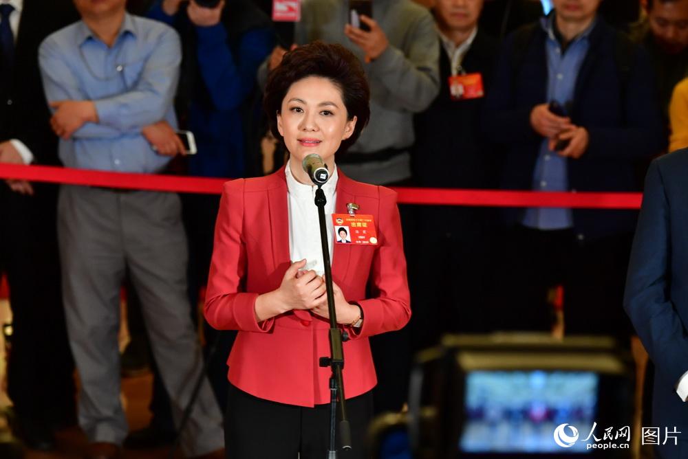 全國政協(xié)委員、中央廣播電視總臺央視新聞主播海霞接受記者采訪。