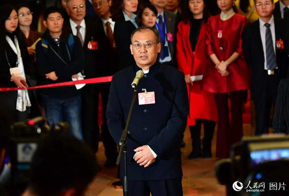 全國(guó)政協(xié)委員、湖南省生態(tài)環(huán)境廳副廳長(zhǎng)潘碧靈接受記者采訪。