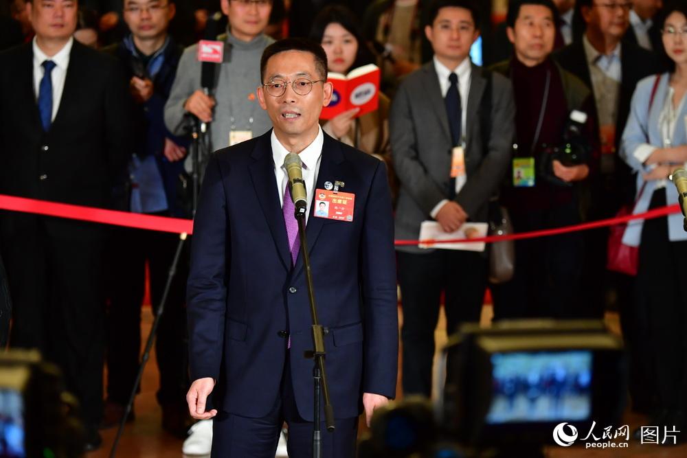 全國(guó)政協(xié)委員、西湖大學(xué)校長(zhǎng)施一公接受記者采訪。