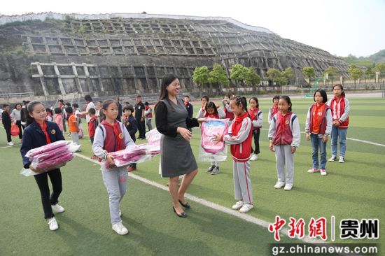 修文縣組織搬遷戶子女開展戶外拓展活動，捐贈愛心物資。