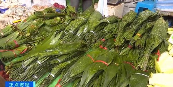 端午節(jié)將至 云南昆明粽葉熱賣 挑選有講究