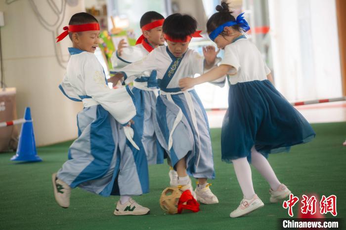 圖為小朋友們開展蹴鞠比賽?！《^生 攝