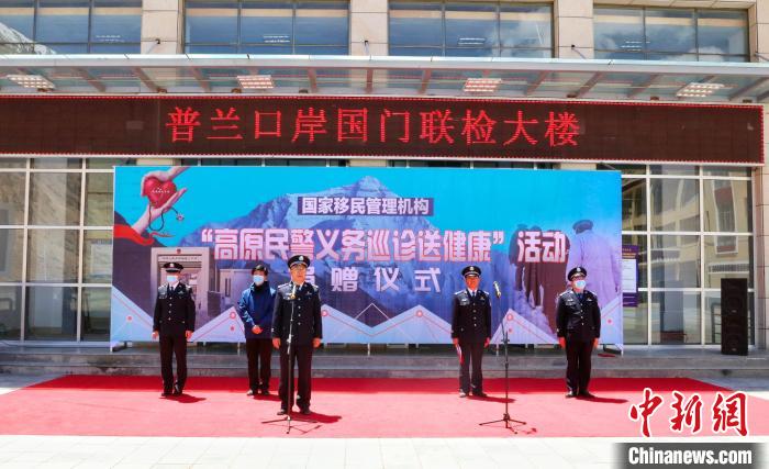 圖為捐贈儀式現(xiàn)場。　格熱 攝