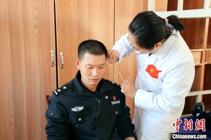 圖為專家現(xiàn)場問診?！「駸?攝