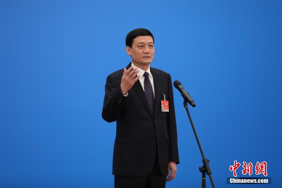 3月8日，第十三屆全國(guó)人民代表大會(huì)第四次會(huì)議舉行第二場(chǎng)“部長(zhǎng)通道”采訪活動(dòng)。圖為中國(guó)工業(yè)和信息化部部長(zhǎng)肖亞慶通過(guò)網(wǎng)絡(luò)視頻方式接受采訪。 <a target='_blank' ><p  align=