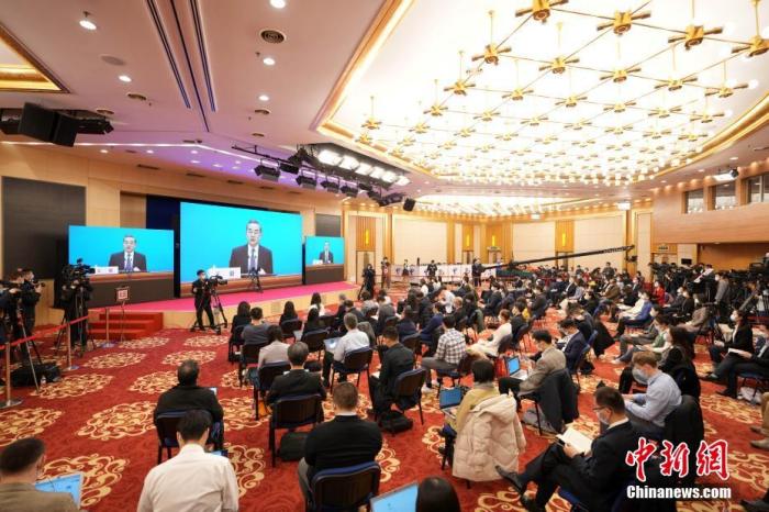 圖為記者在梅地亞中心多功能廳采訪。<a target='_blank' ><p  align=