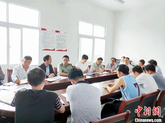 徐欣在屯上村召開座談會，與鄉(xiāng)政府領(lǐng)導(dǎo)和村支兩委共商 (資料圖) 鐘欣 攝