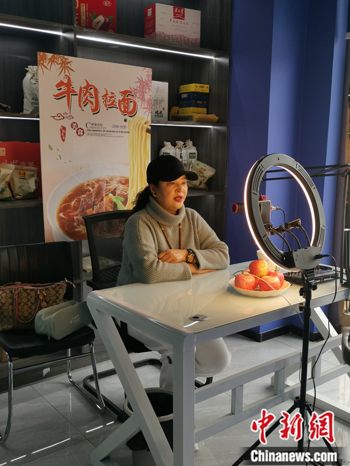 一位主播正在為延安地方特產(chǎn)直播帶貨。<a target='_blank'  ><p  align=