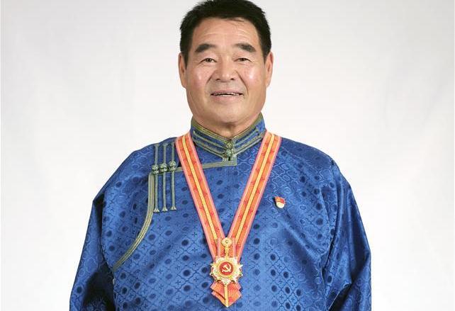 （奮斗百年路　啟航新征程·“七一勛章”獲得者·圖文互動(dòng)）（1）“草原之子”廷·巴特爾：讓草原綠起來(lái)，幫牧民富起來(lái)