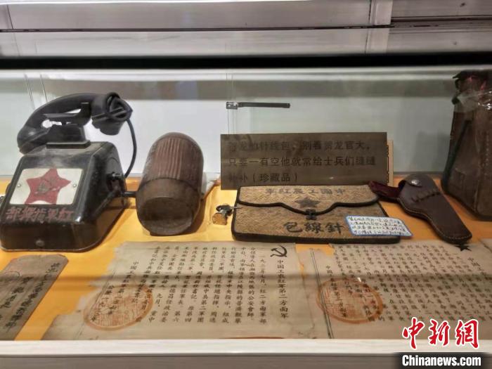 湖南懷化七旬老人捐贈2000余件紅色文物：“把紅色基因一代代傳下去”