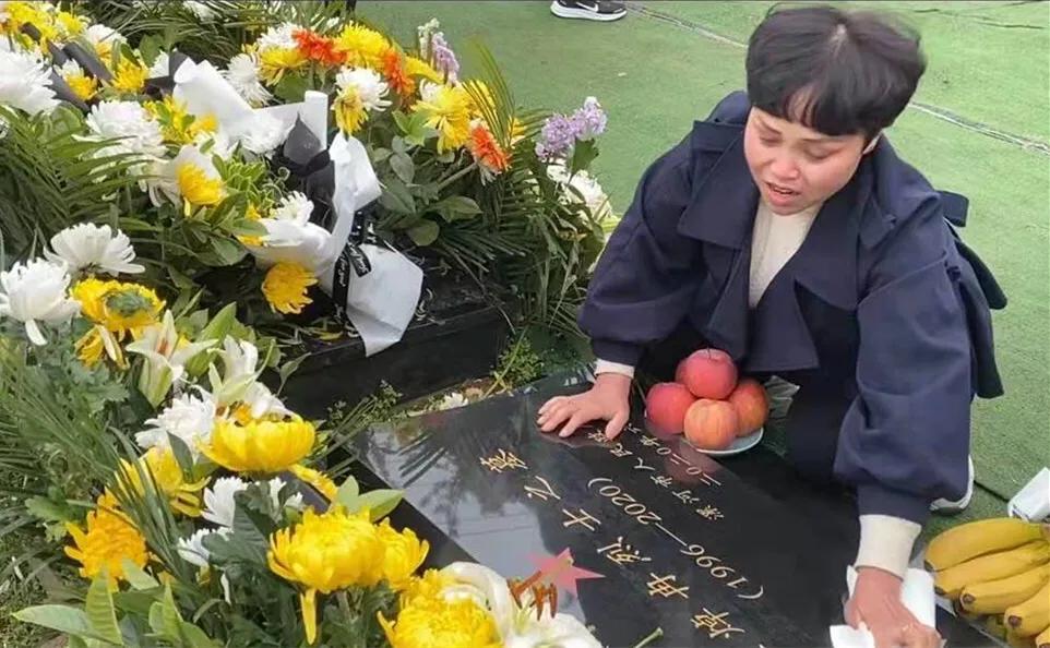 悼念戍邊烈士王焯冉：全國(guó)各地近五萬(wàn)人自發(fā)獻(xiàn)花祭英烈，奶奶仍在等孫子回家