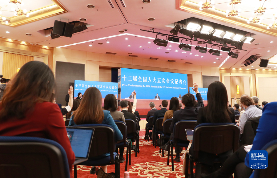 李克強(qiáng)總理出席記者會(huì)并回答中外記者提問