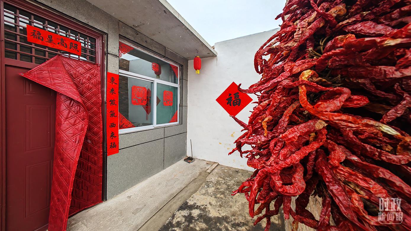 2021年10月，山西霍州馮南垣村遭遇強(qiáng)降雨，不少房屋倒塌。當(dāng)?shù)卣蜕鐣?huì)力量幫助受災(zāi)居民重建裝配式住房。（總臺(tái)央視記者彭漢明拍攝）