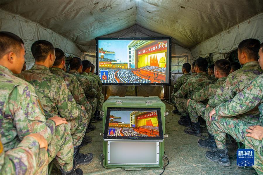 (二十大時光·圖文互動)(7)為如期實(shí)現(xiàn)建軍一百年奮斗目標(biāo)砥礪奮進(jìn)——全軍官兵認(rèn)真收聽收看黨的二十大開幕會并展開學(xué)習(xí)討論