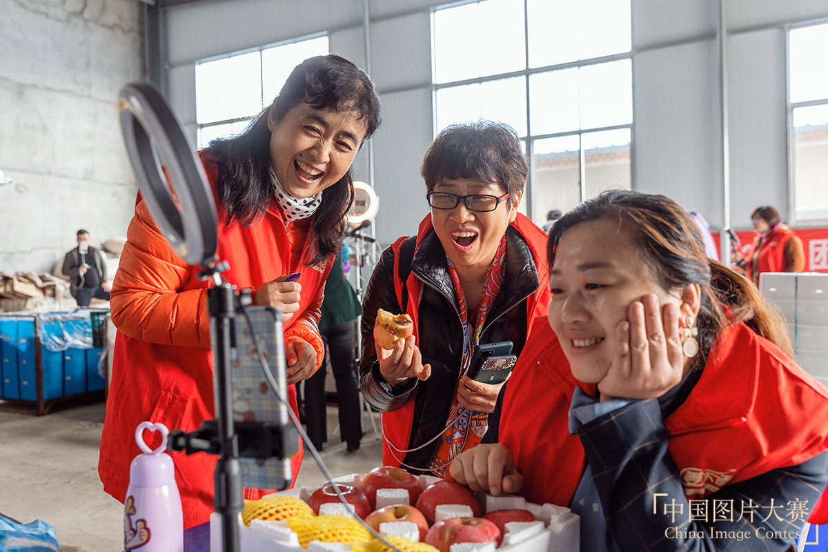 公益直播 愛(ài)心助農(nóng)致富路