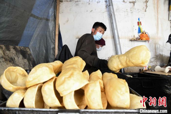圖為拉薩手藝人制作藏歷新年供品“德卡”?！∝暩聛?lái)松 攝