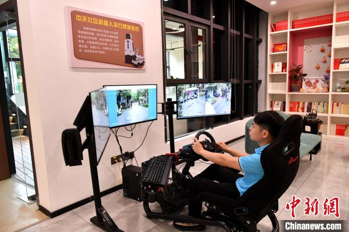 圖為福州中天社區(qū)工作人員正在利用5G技術(shù)，遠(yuǎn)程操控機(jī)器人巡視社區(qū)?！蚊?攝